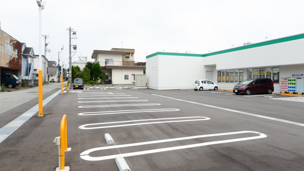 スギ薬局 富山大泉店の駐車場