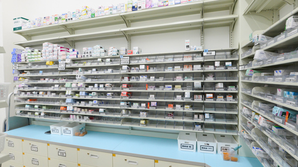 スギ薬局 泉大津旭町店の薬棚