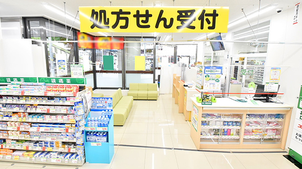 スギ薬局　西本町店の入口