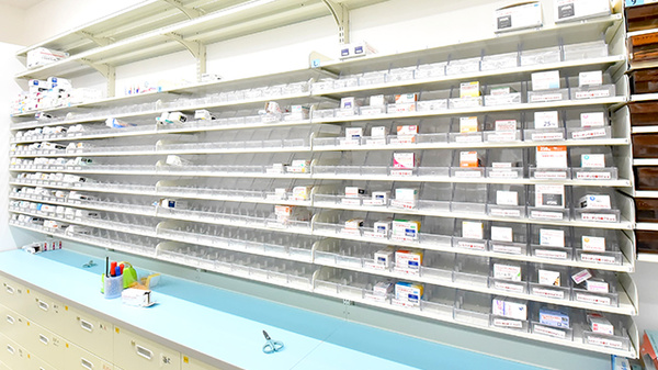 スギ薬局　西本町店の薬棚