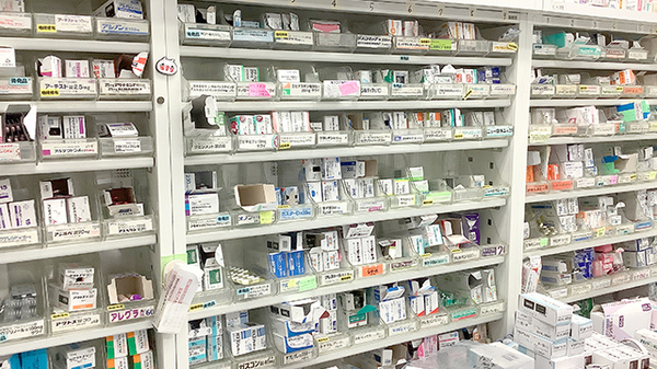 稲垣薬局 霞が関店の薬棚
