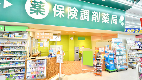 調剤薬局ツルハドラッグ水戸赤塚店の入口