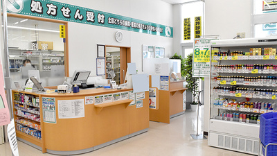 ユタカ薬局浅井の入口