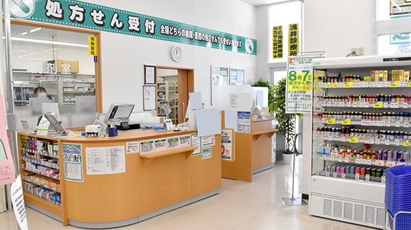 ユタカ薬局浅井の入口