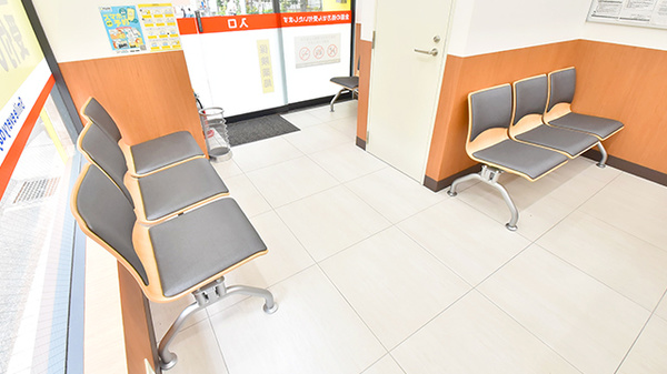 薬局くすりの福太郎飯田橋2号店の待合スペース