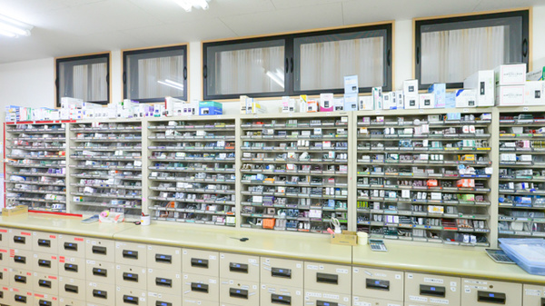 ツルハ薬局 中標津病院前店の薬棚