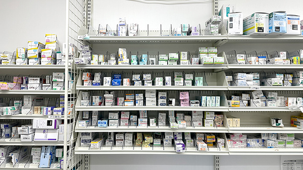 サツドラ薬局 札幌中央調剤センター店の薬棚