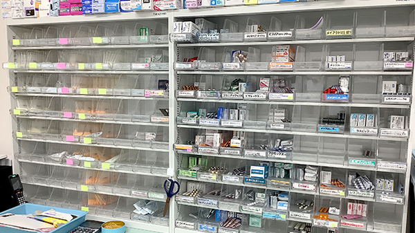やすまる薬局当別店の薬棚