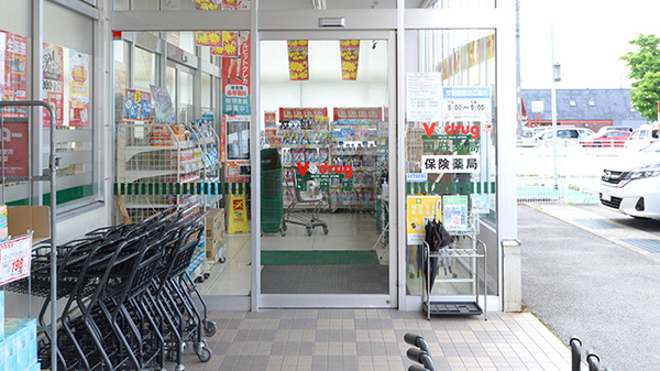 V･drug　国府薬局の入口