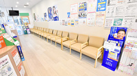 ツルハ薬局野並店の待合スペース