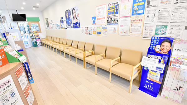 ツルハ薬局野並店の待合スペース