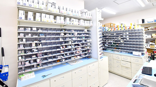 ツルハ薬局野並店の調剤室