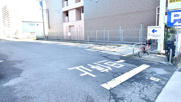 ツルハ薬局野並店の駐車場