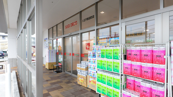 スギ薬局　八王子散田町店の入口