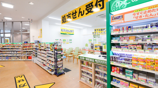 スギ薬局　八王子散田町店の入口