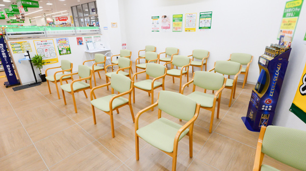 スギ薬局　八王子散田町店の待合スペース