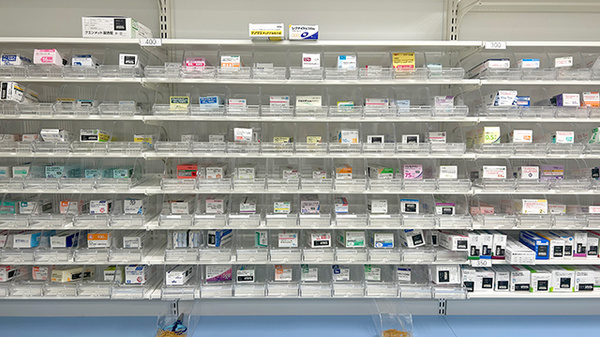 コクミン薬局　ルミネ北千住店の薬棚