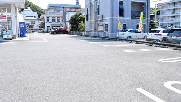 ドラッグセイムス八幡浜江戸岡薬局の駐車場