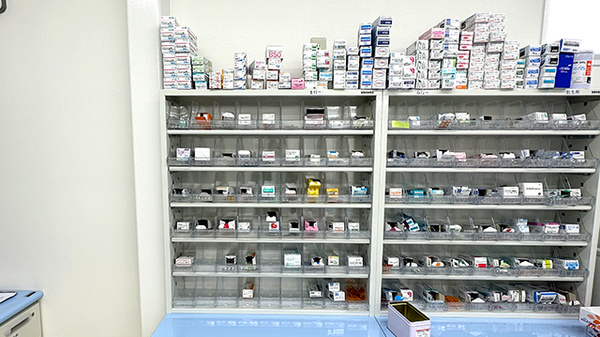 クスリのサンロード薬局　郷田店の薬棚