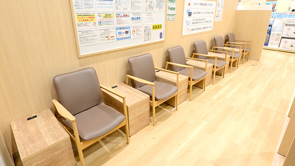 イオン薬局 赤羽店の待合スペース