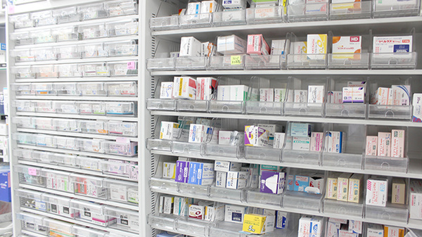 ウイン薬局渋谷初台店の薬棚