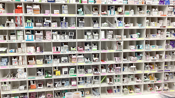 稲垣薬局 町田駅前店の薬棚