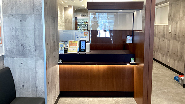 薬局トモズ東伏見店の受付/カウンター