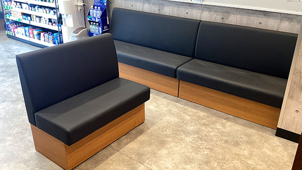 薬局トモズ東伏見店の待合スペース