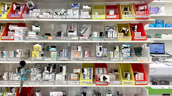 薬局トモズ東伏見店の薬棚