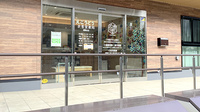 衣香堂薬局港南台店の入口