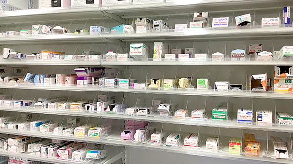 衣香堂薬局港南台店の薬棚