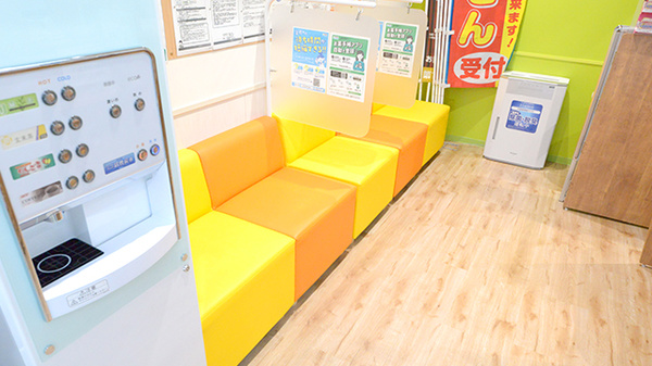 調剤薬局ツルハドラッグいわき泉店の待合スペース