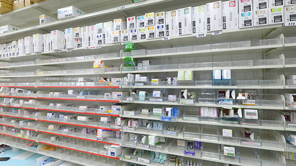 調剤薬局ツルハドラッグいわき泉店の薬棚