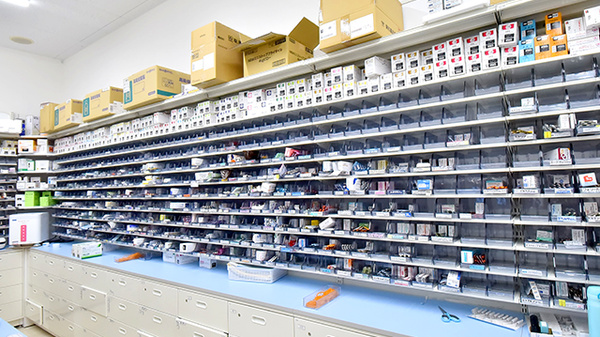 調剤薬局ツルハドラッグ滝の水店の薬棚
