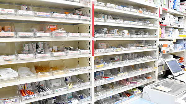 あゆみ調剤薬局西京極店の薬棚