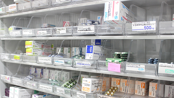 徳永薬局　国立富士見台店の薬棚