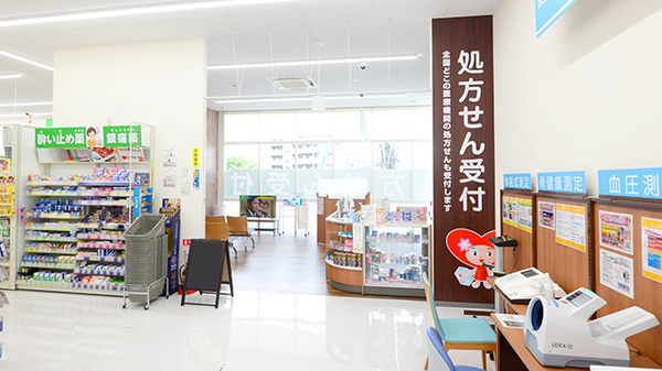 レデイ薬局　鹿田本町店の入口