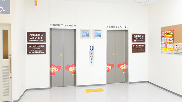 レデイ薬局　鹿田本町店のエレベーター