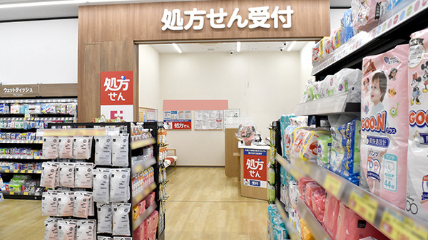 ココカラファイン薬局　高槻インター店の入口