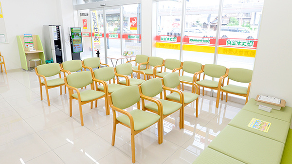 スギ薬局 桜山調剤店の待合スペース