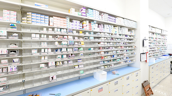 スギ薬局 桜山調剤店の薬棚