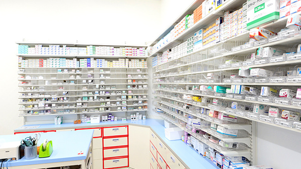 スギ薬局 多治見店の薬棚