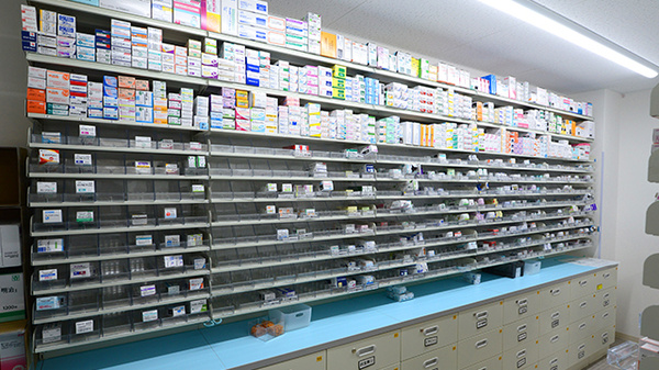 スギ薬局 今出川新町店の薬棚