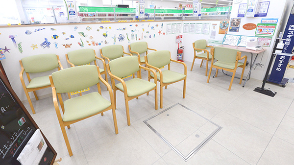 スギ薬局 立川栄町店の待合スペース