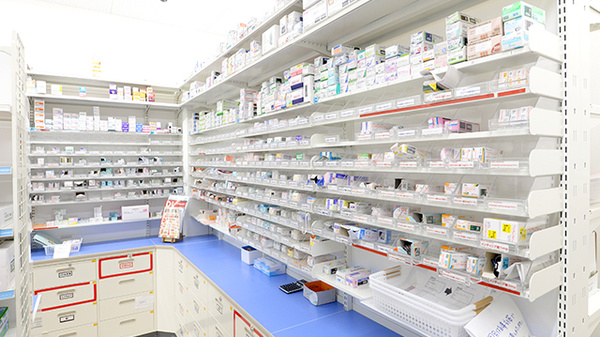 スギ薬局 立川栄町店の薬棚