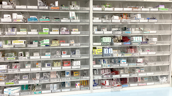 みらくる薬局　くわのみ店の薬棚