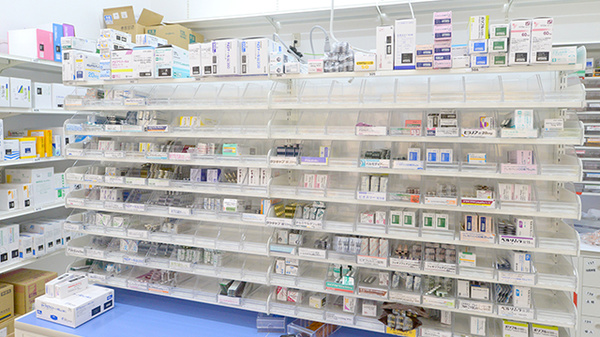 調剤薬局ツルハドラッグ南郷20丁目店の薬棚