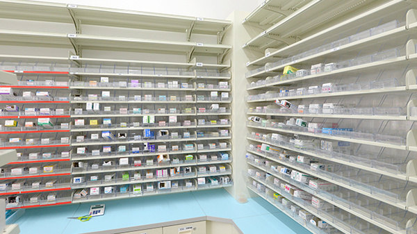 ドラッグイレブン薬局月出店の薬棚