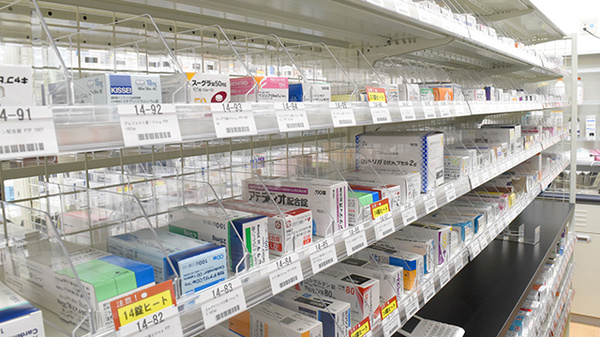 ユタカ薬局　百万遍の薬棚