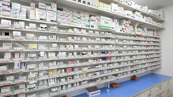 スギ薬局 道玄坂店の薬棚